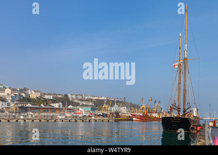 Boote auf einem ruhigen sonnigen Morgen im kleinen Fischerdorf Brixham, Devon, Großbritannien Stockfoto