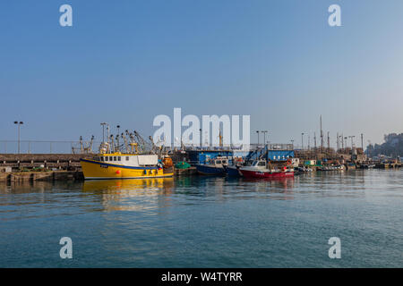 Boote auf einem ruhigen sonnigen Morgen im kleinen Fischerdorf Brixham, Devon, Großbritannien Stockfoto