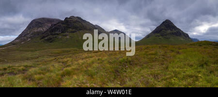 Panoramasicht auf Berge von Glen Coe und Glen Etive einschließlich Buachaille Etive Mòr, Creise und Meall ein Bhuiridh. Stockfoto