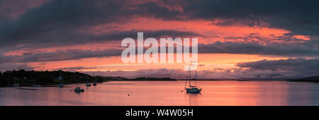 Boot auf einen atemberaubenden Sonnenuntergang über Loch Etive bei Connel, nr Oban, Schottland Stockfoto