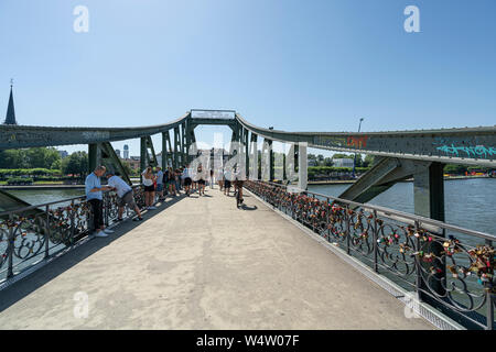 Frankfurt am Main, Juli 2019. Ein Blick auf die Leute gehen auf die Eiserne Brücke Stockfoto