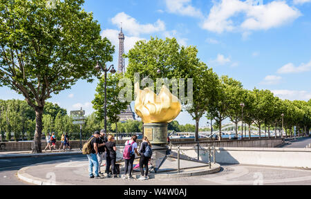 Touristen vor der Flamme der Freiheit in Paris, Frankreich, das eine Gedenkstätte wurde Prinzessin Diana, die in den Tunnel gestorben unter. Stockfoto