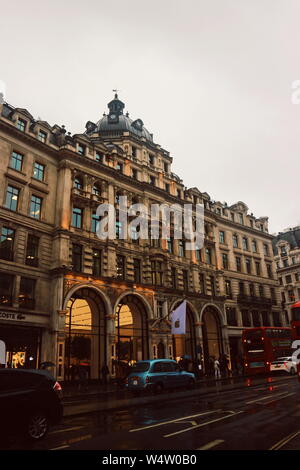 Der Apple Store in der Regent Street an einem regnerischen Tag in London, Großbritannien. Stockfoto