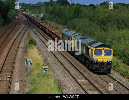 Freightliner Lokomotiven Nr. 66416 und 66613 Pass North Stafford Kreuzung in der Nähe von Lee in Derbyshire schleppen ein Güterzug. Stockfoto