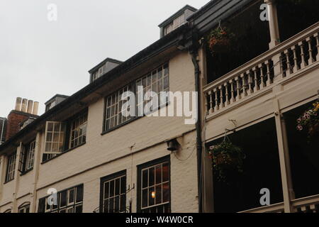 Ein Haus vor dem George Inn in Southwark, London, Großbritannien. Stockfoto