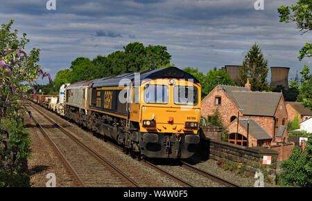 GBRF Lokomotiven Nr. 66706 "Nene Valley" und 66721 "Harry Beck "Reisen durch Willington in Derbyshire ziehen ein Güterzug. Stockfoto