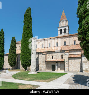 Aquileia, Friaul Julisch Venetien, Italien. Die Kirche Santa Maria Assunta und die römische Funde auf sein Äußeres Stockfoto