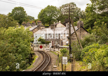 Bahnübergang Tore für den Verkehr gesperrt. Stockfoto