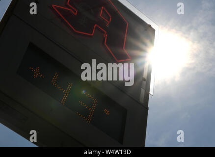 Freiburg, Deutschland. 25. Juli, 2019. Ein Thermometer neben einer Apotheke zeigt 43 Grad in der Sonne. Eine neue Hitzewelle macht Deutschland Schweiß mit rekordverdächtigen Temperaturen. Quelle: Patrick Seeger/dpa/Alamy leben Nachrichten Stockfoto