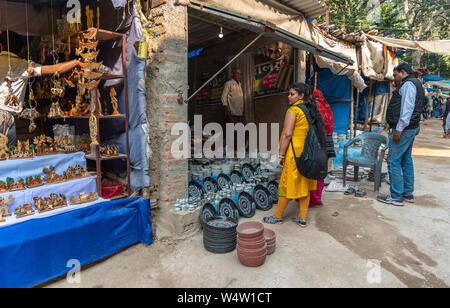 Januar 10,2019. Purulia, West Bengal. Kunden und Dorf Verkäufer interagieren auf seine Kunsthandwerksladen auf einer Messe. Stockfoto