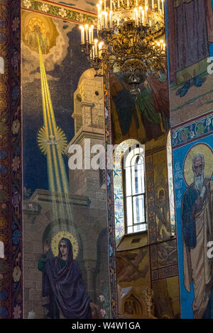ST. PETERSBURG, Russland - 14. Juli 2016: Innenraum der Kirche des Retters auf Blut. Architektonisches Wahrzeichen und Denkmal für Alexander II. Mosaik Stockfoto