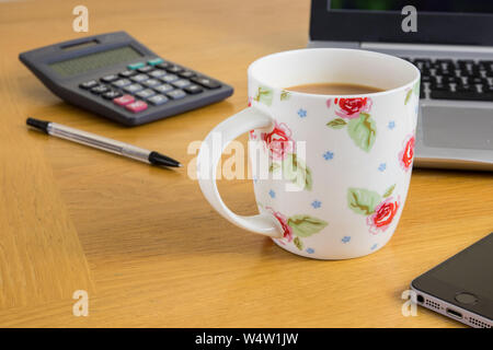 Kaffee oder Tee Pause Zeit im Büro Stockfoto