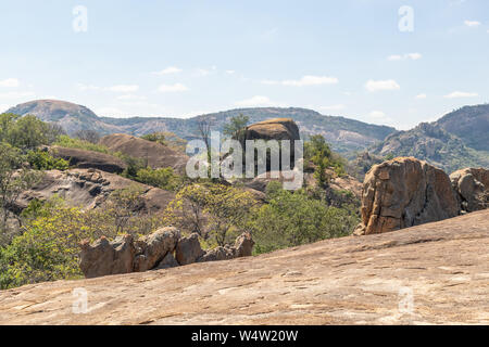 Ein Blick auf eine Ansammlung von Felsbrocken von der Spitze eines anderen Felsformation. Stockfoto