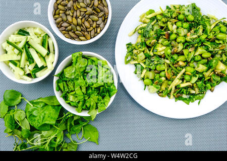 Gesunde, frische grüne Sommersalat mit Edamame Bohnen, Gurken, Sonnenblumenkerne und grüne Blätter Stockfoto