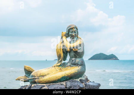 Songkhla, Thailand - August 6, 2017: Blick auf die Goldene Meerjungfrau am Laem Samila Strand in Songkhla, Thailand. Stockfoto