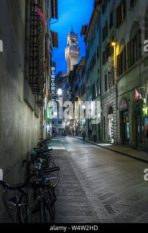 Florenz, Italien, 12. MAI 2019: die Nacht, der Turm von Arnolfo mit Blick auf den Palazzo Vecchio, Piazza della Signoria. Stockfoto