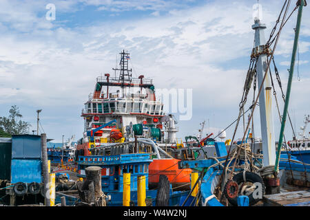 Songkhla, Thailand - August 6, 2017; Blick auf industrielle Schiffe im Hafen von Songkhla See in der Nähe von Nang ngam Straße im südlichen Meer von Thailand Stockfoto