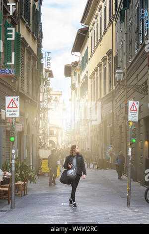 Florenz, Italien - Mai 13,2019: Touristen durch die malerischen Gassen von Florenz Spaziergang an einem sonnigen Tag Stockfoto