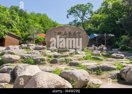 Peking, China - Mai 24, 2018: Iconic Blick auf China Stein Museum bei Mutianyu, die man von einem Abschnitt der China Great Wall im Nordosten von zentraler Beijin Stockfoto