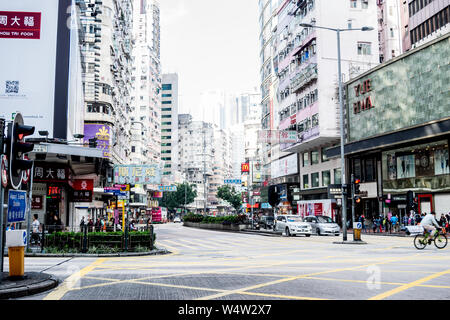 Hongkong - Dezember 11, 2016: Aussicht auf Hong Kong Straße Verkehr und Menschen vor, die mit dem kommerziellen Gebäuden in Kowloon Hong Kong. Stockfoto