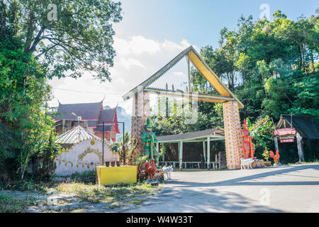 Kanchanaburi, Thailand - Dezember 12, 2017: Blick auf den Wat Pilok Tempel in Thong Pha Phum Nationalpark, Provinz Kanchanaburi, Thailand Stockfoto