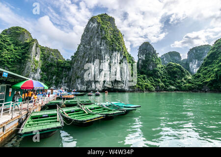 Quang Ninh, Vietnam, Oktober 14, 2018: Blick auf Holz- Boot durch Luon Höhle und See in Ha Long Bucht - Die wold Weltkulturerbe in Vietnam. Stockfoto