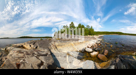 Inseln im Ladogasee. Schöne Landschaft - Wasser, Pinien und Felsbrocken. Stockfoto