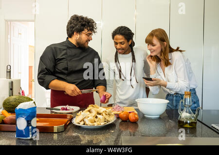 Koch Lehre ein junges Paar verschiedener Rassen wie zu kochen Stockfoto