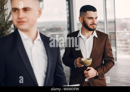 Zwei Geschäftsleute arbeiten mit einem Grafiktablett Stockfoto