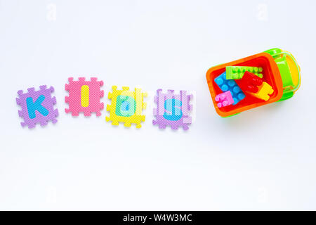 Bunte Kinder Spielzeug mit Alphabet "KIDS" Puzzleteile auf weißem Hintergrund. Stockfoto