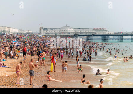 Brighton, UK. 25. Juli, 2019. Rekord Temperaturen und Sonnenschein gekauft um die Menschenmengen zu Brighton Beach heute. Credit: Andrew Hasson/Alamy leben Nachrichten Stockfoto