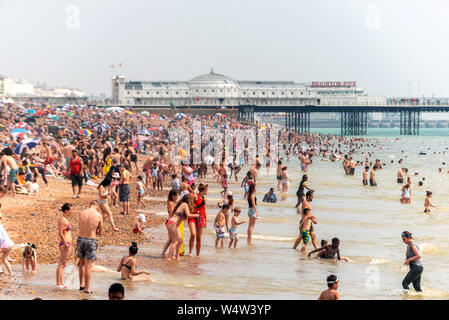 Brighton, UK. 25. Juli, 2019. Rekord Temperaturen und Sonnenschein gekauft um die Menschenmengen zu Brighton Beach heute. Credit: Andrew Hasson/Alamy leben Nachrichten Stockfoto