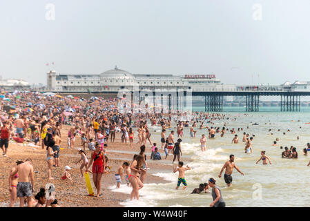 Brighton, UK. 25. Juli, 2019. Rekord Temperaturen und Sonnenschein gekauft um die Menschenmengen zu Brighton Beach heute. Credit: Andrew Hasson/Alamy leben Nachrichten Stockfoto