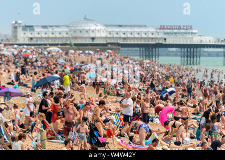 Brighton, UK. 25. Juli, 2019. Rekord Temperaturen und Sonnenschein gekauft um die Menschenmengen zu Brighton Beach heute. Credit: Andrew Hasson/Alamy leben Nachrichten Stockfoto