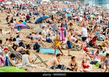 Brighton, UK. 25. Juli, 2019. Rekord Temperaturen und Sonnenschein gekauft um die Menschenmengen zu Brighton Beach heute. Credit: Andrew Hasson/Alamy leben Nachrichten Stockfoto