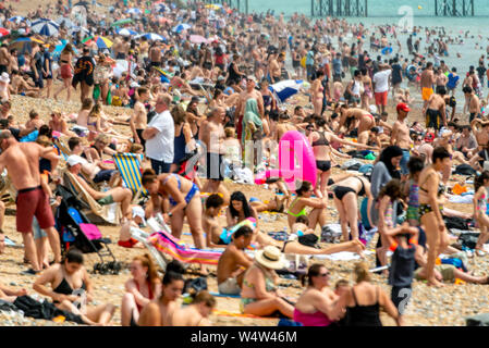 Brighton, UK. 25. Juli, 2019. Rekord Temperaturen und Sonnenschein gekauft um die Menschenmengen zu Brighton Beach heute. Credit: Andrew Hasson/Alamy leben Nachrichten Stockfoto
