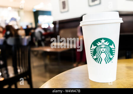 Jakarta, Indonesien, Dezember 31, 2018: Blick auf ein Papier Glas Kaffee Starbucks auf dem hölzernen Tisch in Grand Indonesia Shopping Mall, Jakarta, Indone Stockfoto