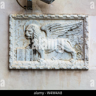 Venedig, Italien, 15. MAI 2019: Wappen der Str. Markierung an der Wand eines Gebäudes in Venedig Stockfoto