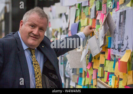 Die Mitglieder des Parlaments Ian Blackford (SNP), Fabian Hamilton (Arbeit) und Sir Desmond Angus Swayne (konservativ) besuchen Sie Richard Ratcliffe außerhalb der iranischen Botschaft in London. Richard Ratcliffe tritt am zehnten Tag seiner gemeinsamen Hungerstreik mit Frau Nazanin Zaghari-Ratcliffe, der in Iran seit 3. April 2016 festgehalten wurde. Mit: Ian Blackford Wo: London, Großbritannien Wann: 24 Jun 2019 Credit: Wheatley/WANN Stockfoto