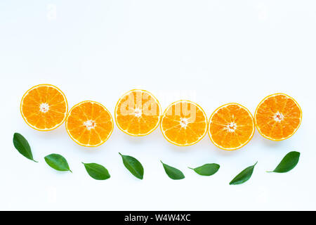 Hohe Vitamin C, Orange Früchte mit Blättern auf weißem Hintergrund. Ansicht von oben Stockfoto