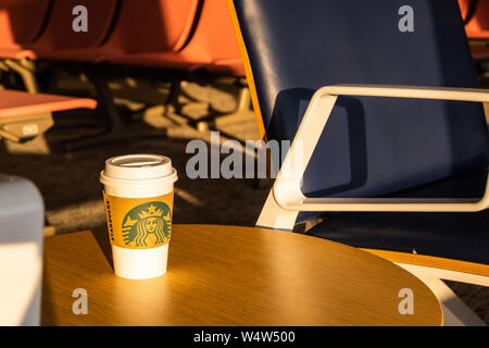 Chiba, Japan - 24. März 2019: Blick von Starbucks Kaffee Tasse mit Logo im Internationalen Flughafen Narita, Chiba, Japan. Stockfoto