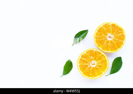 Hohe Vitamin C, Orange Früchte mit Blättern auf weißem Hintergrund. Ansicht von oben Stockfoto