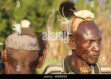 Porträt einer Turkana Mann, vorne und hinten, Frisur, lackiert mit Ton Stockfoto