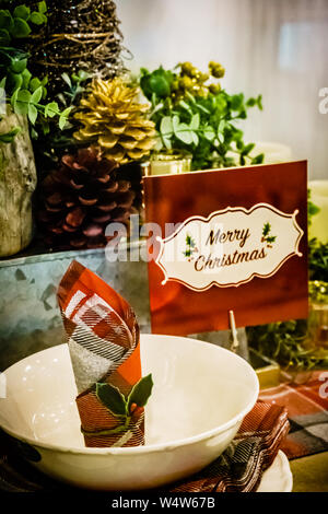 Weihnachten Dekorationen mit weiße Schüssel, Serviette und Frohe Weihnachten card-Hintergrund. Stockfoto