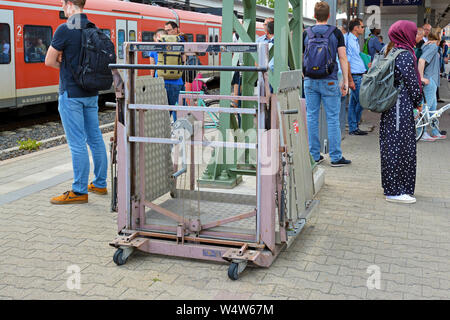 Mannheim, Deutschland - Juli 2019: mobile Rampe für Rollstuhlfahrer und Plattform bei der Deutschen Bahn Station Stockfoto