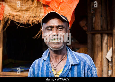 Stoned man kauen khat Droge in Illubabor, Äthiopien, mit grünen Zähne Stockfoto