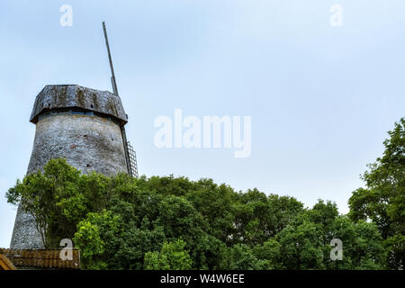 Alte estnische Mühle gegen den blauen Himmel in Rakvere. Stockfoto