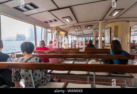 Passagiere auf der Star Ferry zwischen der zentralen Fährhafen und Kowloon, Hongkong, China