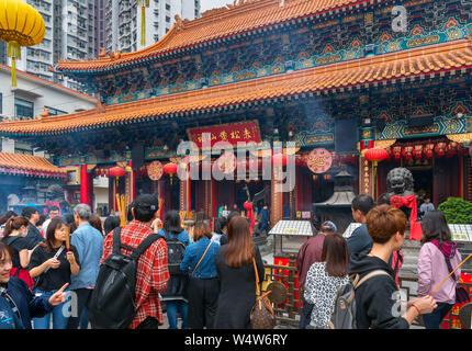 Anbeter an Sik Sik Yuen Wong Tai Sin Tempel ein taoistischer Tempel in New Kowloon, Hongkong, China Stockfoto