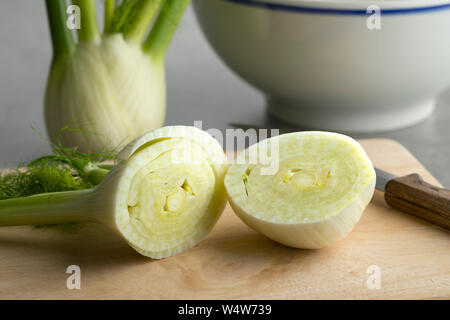 Frische rohe organische Fenchelknolle in zwei Teile halbiert Stockfoto